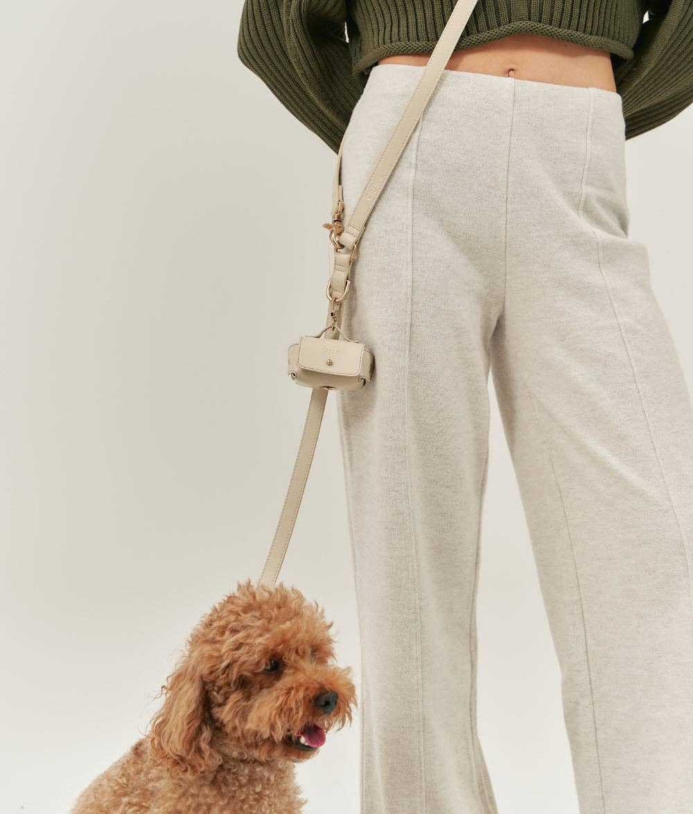 Porte-sacs pour chien beige en cuir vegan Jala